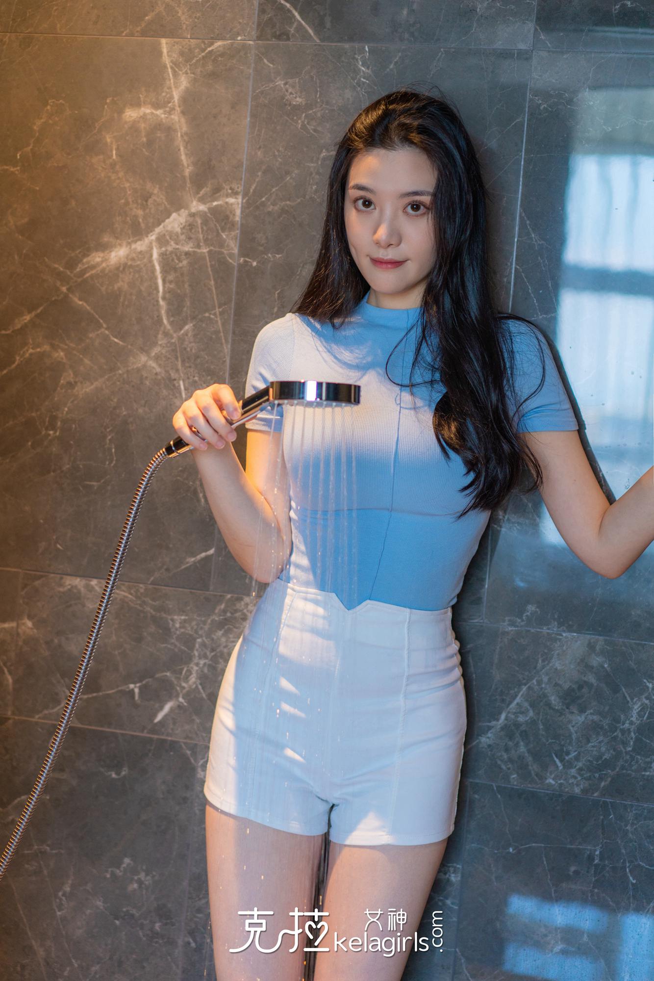 年轻美女与乳液-蓝牛仔影像-中国原创广告影像素材